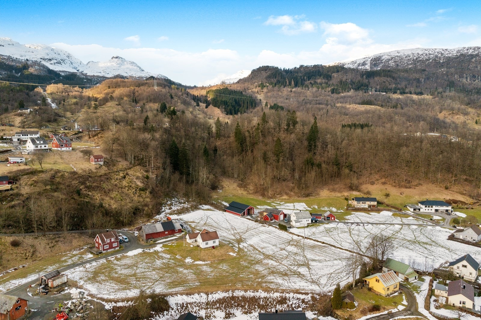 I Sauda er det over 100 km. merkede skiløyper, skisenter med fjordutsikt og varierte vinteraktiviteter for heile familien. Her ser man Hovlandsnuten i Nordstøldalen som er en populært topptur. Galleribilde