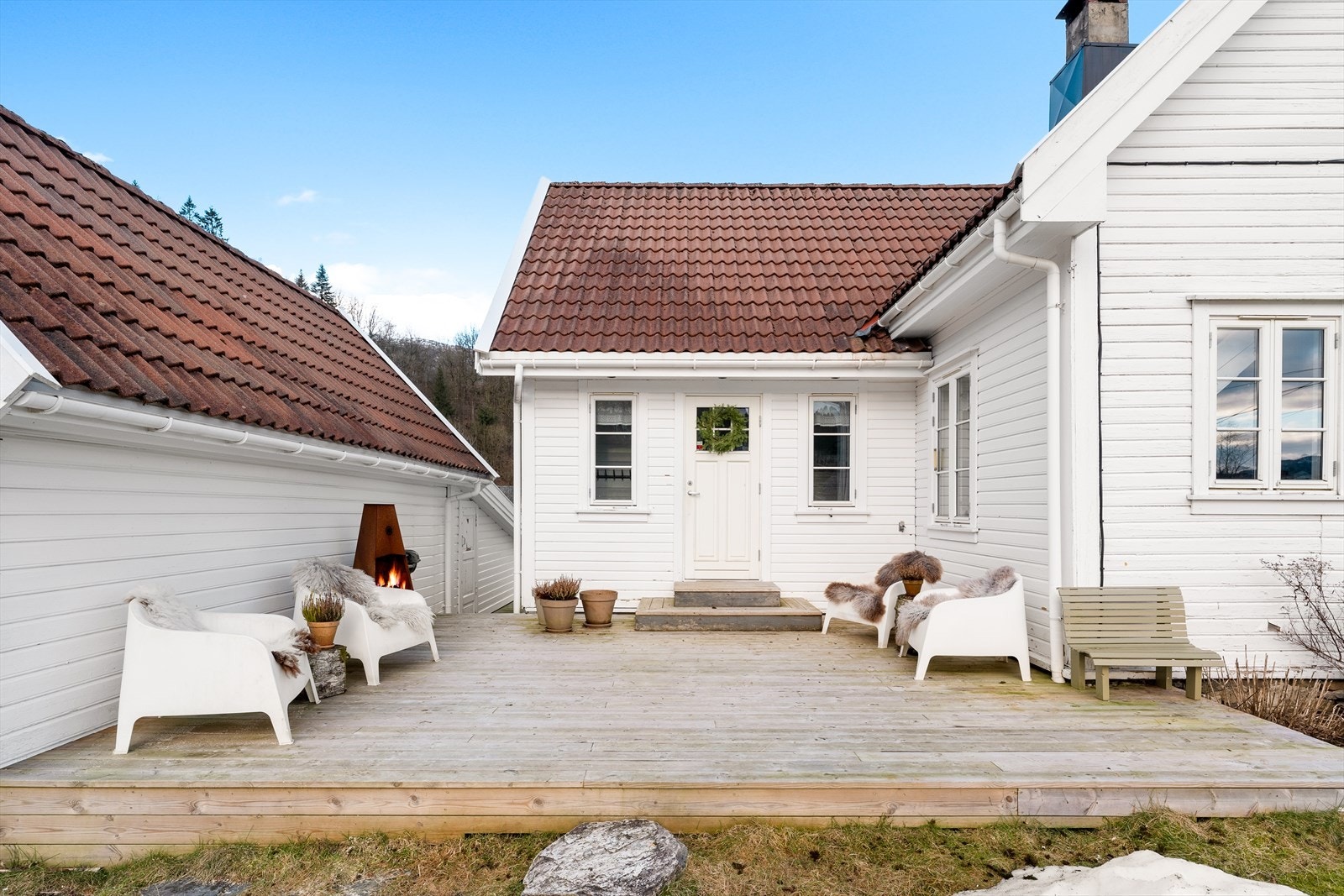 Det er nyoppført terrasse ved inngangspartiet. Galleribilde