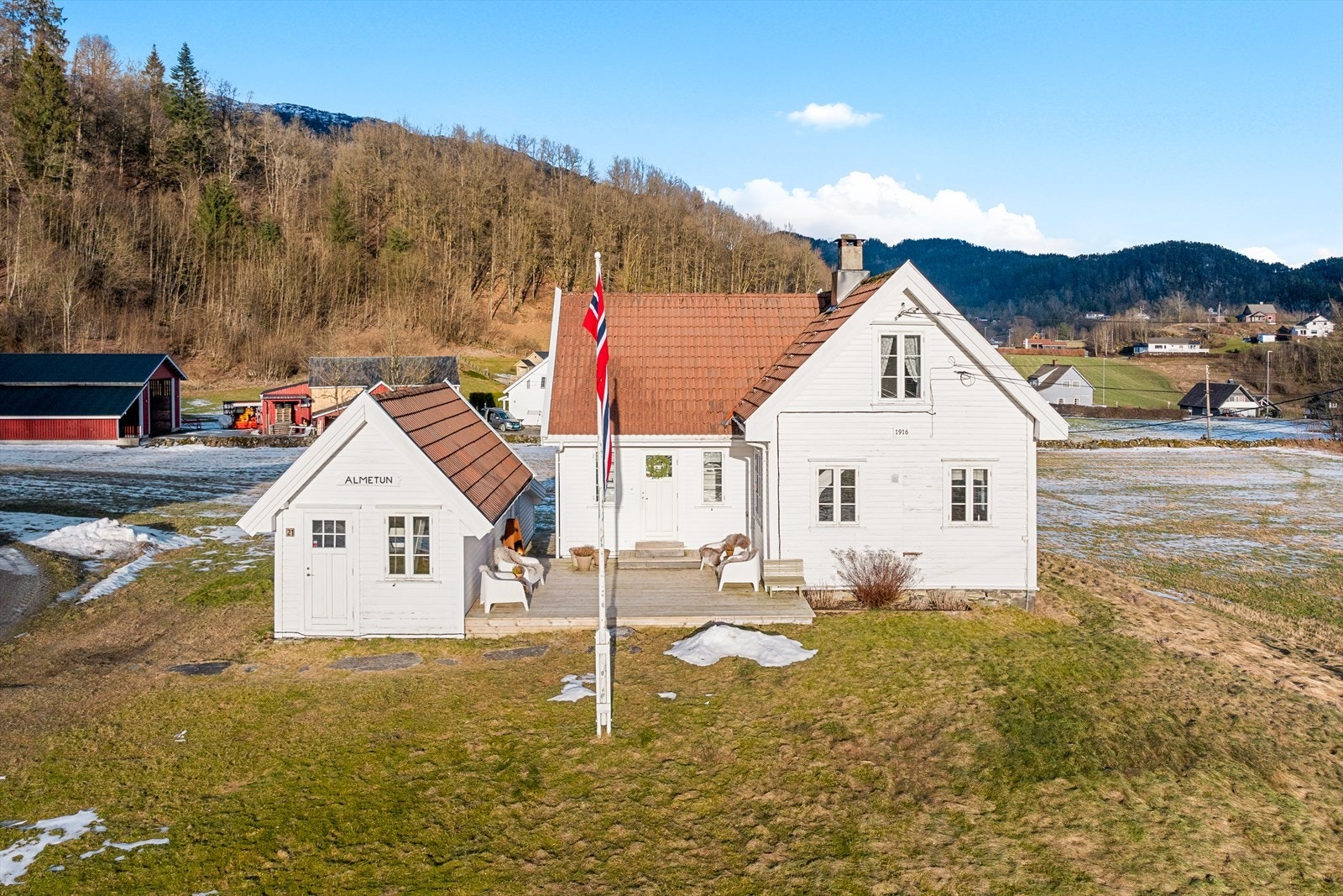 EiendomsMegler1 v/Margareth Jensen har gleden av å presentere Svandalsvegen 21 for salg. Galleribilde