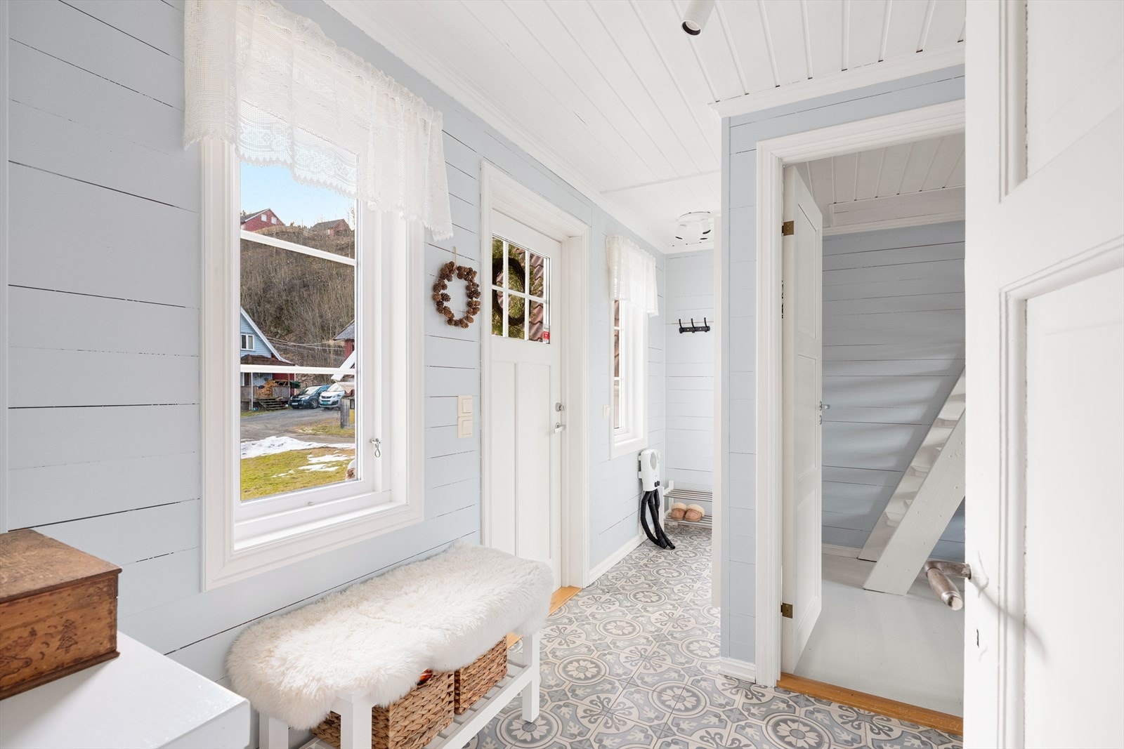 Entre. Her er det fliser på gulv og plass for yttertøy og sko. Galleribilde