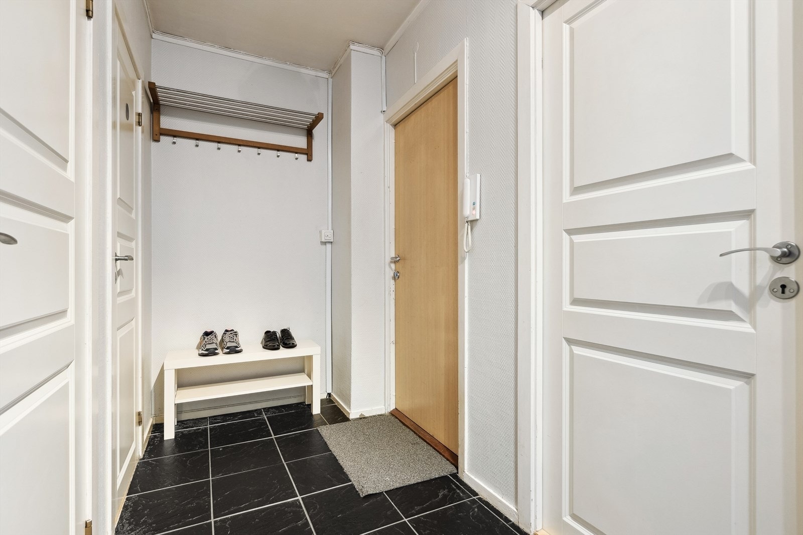 Entréen er flislagt på 6m² med gulvvarme Galleribilde