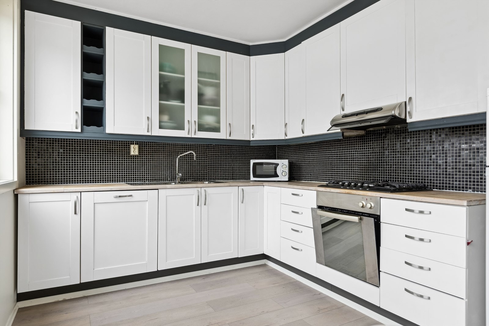 Her får du et 12m² kjøkken, som byr på rikelig med benke- og lagringsplass i både skuffer og skap Galleribilde