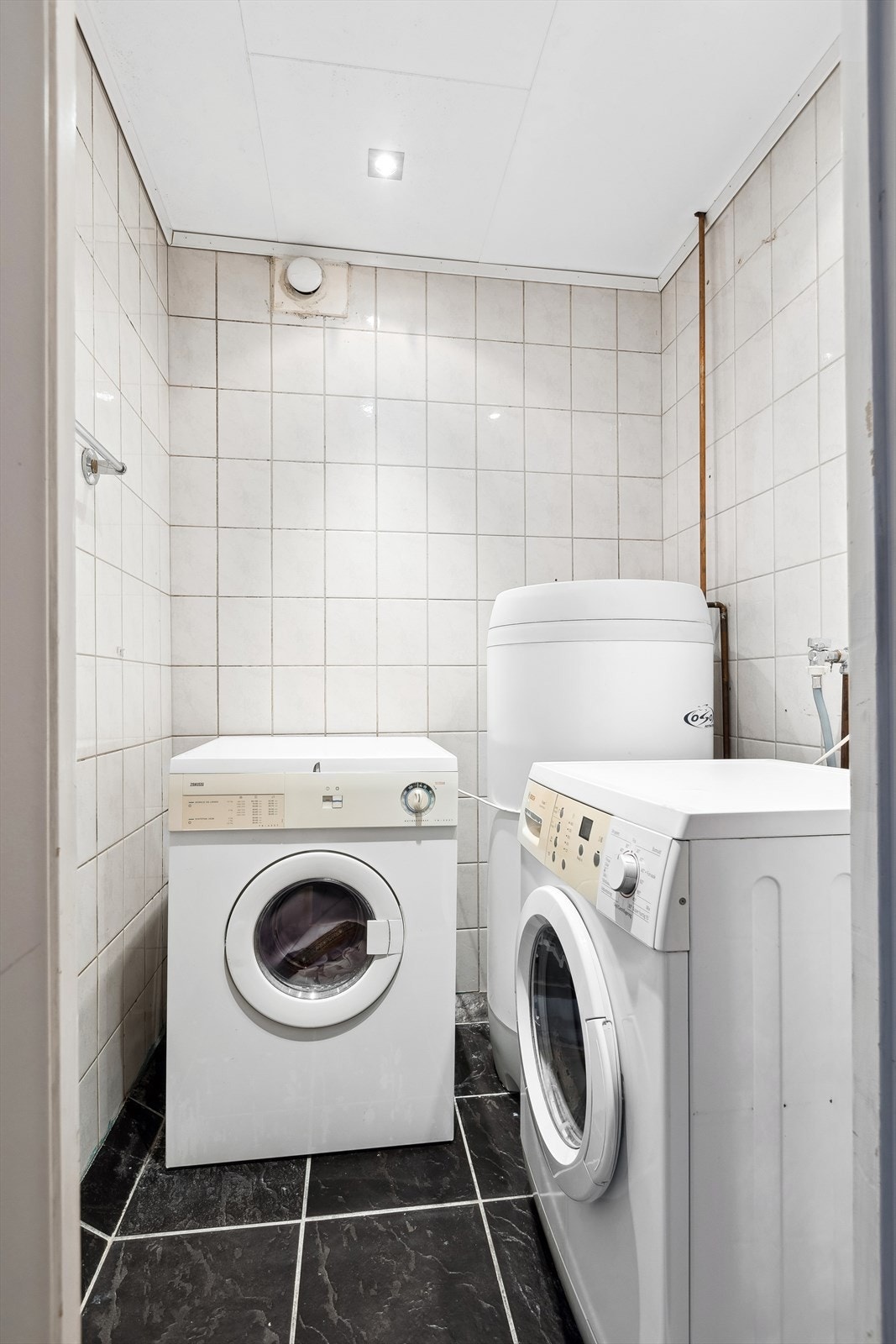 Eget flislagt vaskerom på 2m² med gulvvarme. Det er utstyrt med bereder, naturlig avtrekk og opplegg for vaskemaskin. Vaskerommet ligger praktisk i tilknytning til bad og entre Galleribilde