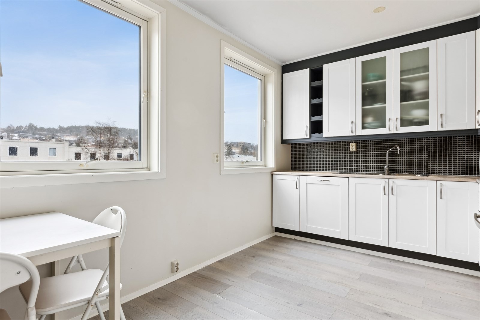 Her får du innebygde hvitevarer som kullfiltervifte over stekesonen, oppvaskmaskin, stekeovn og gassbluss som medfølger leiligheten Galleribilde