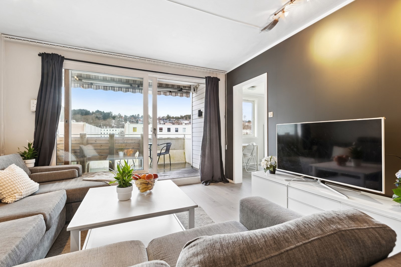 Stuen er på romslige 21,5m² og lyses naturlig opp fra generøse vindusflater med utgang til balkongen Galleribilde