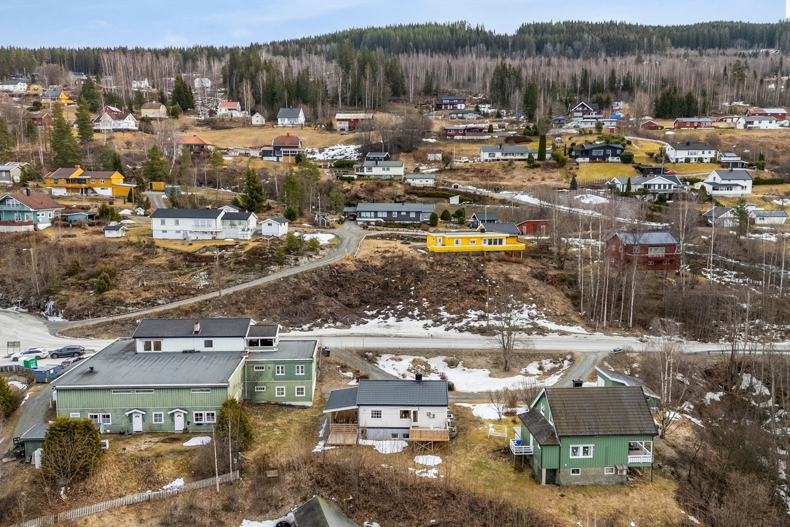 Dronefoto med Jokerbutikk til venstre for boligen Galleribilde