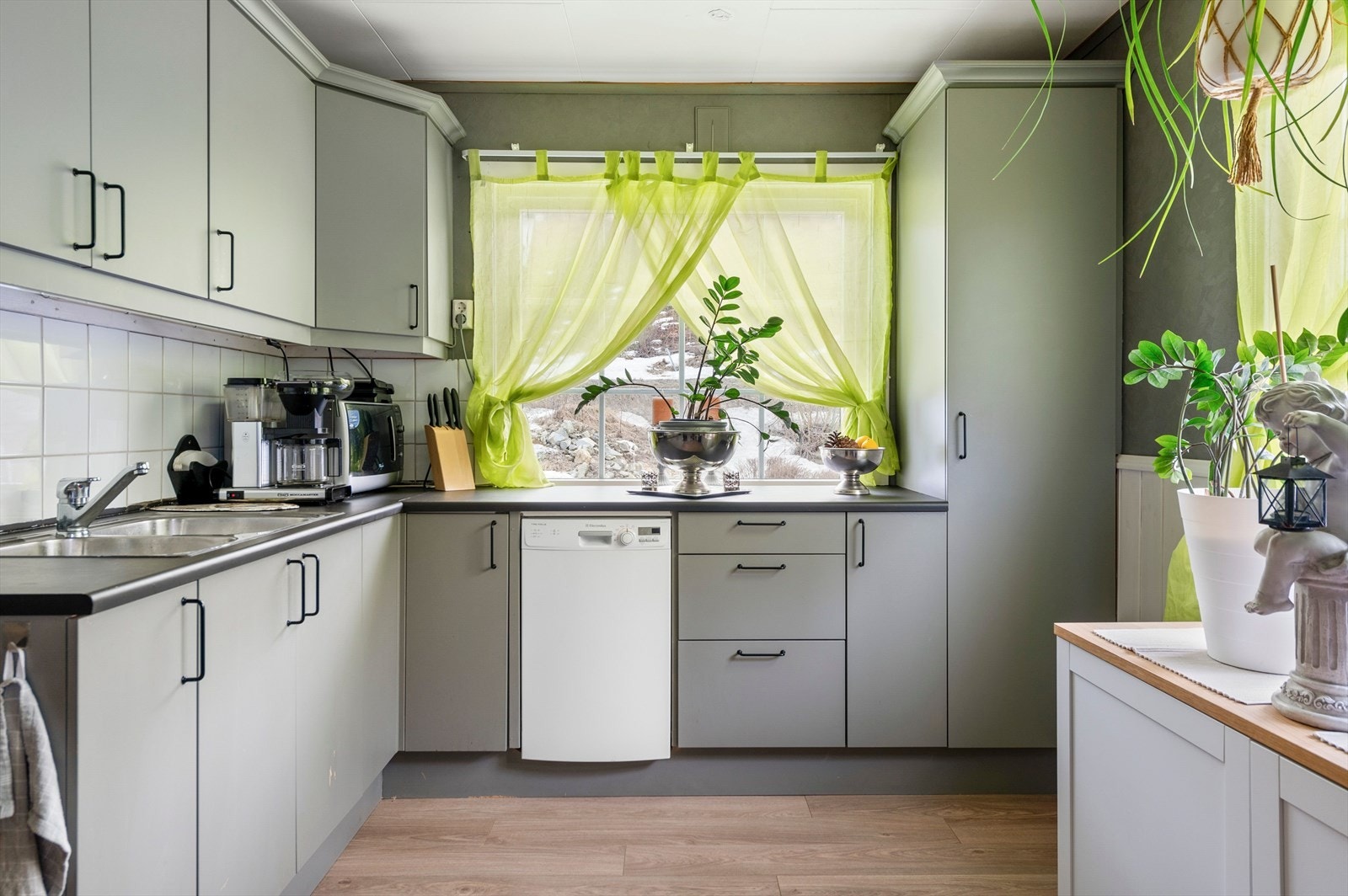 Eldre kjøkken men som har fått enkle fornyinger Galleribilde