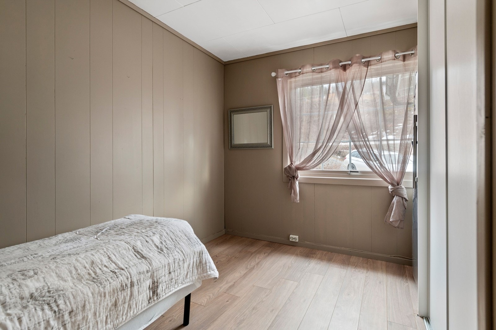 Soverom 2 i 1.etasje, skyvedørsgarderobe Galleribilde