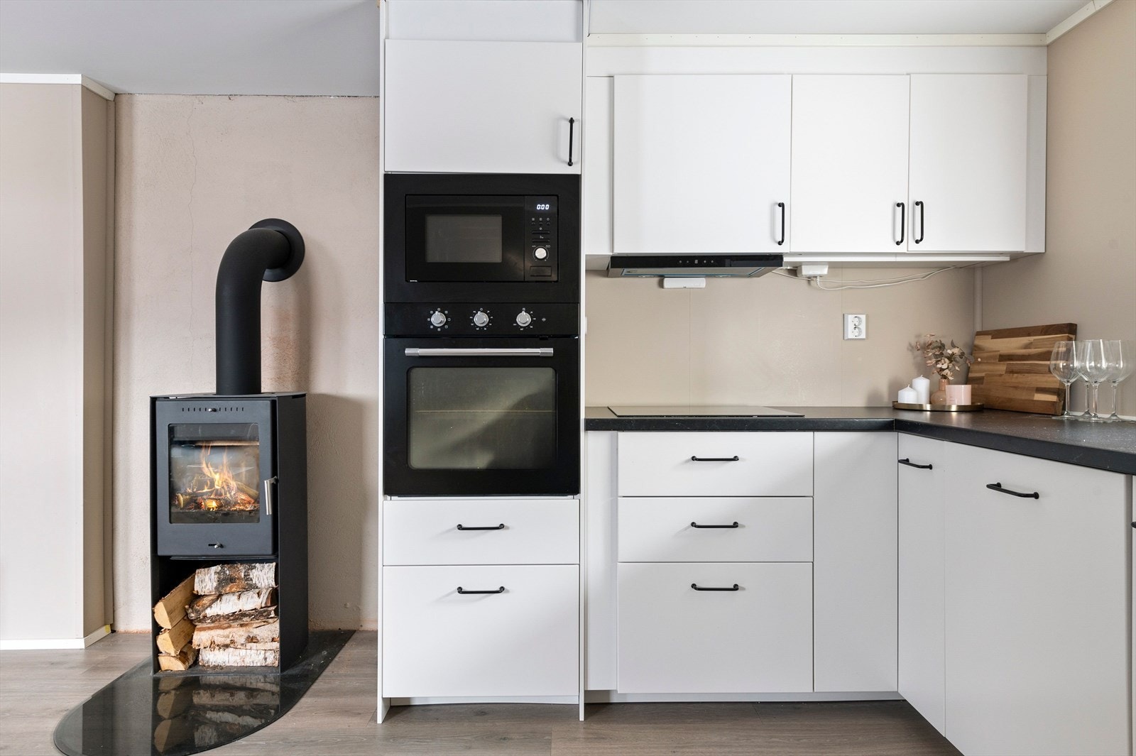 Pent og tidløst kjøkken med dels integrerte hvitevarer Galleribilde