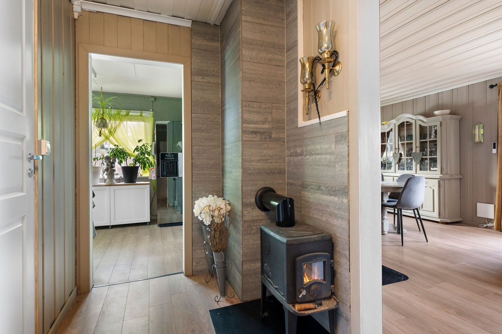 Gang med peisovn, adkomst til stue og kjøkken Galleribilde