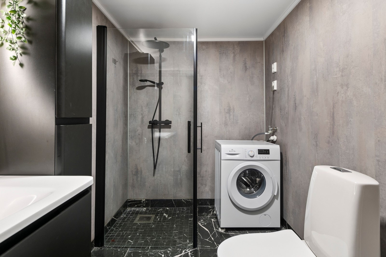 badet har opplegg for vaskemaskin og tørketrommel Galleribilde