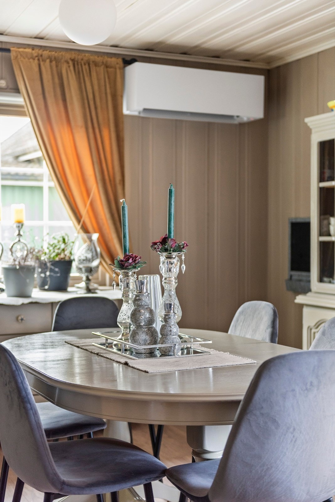 Stue i 1.etasje har varmepumpe Galleribilde