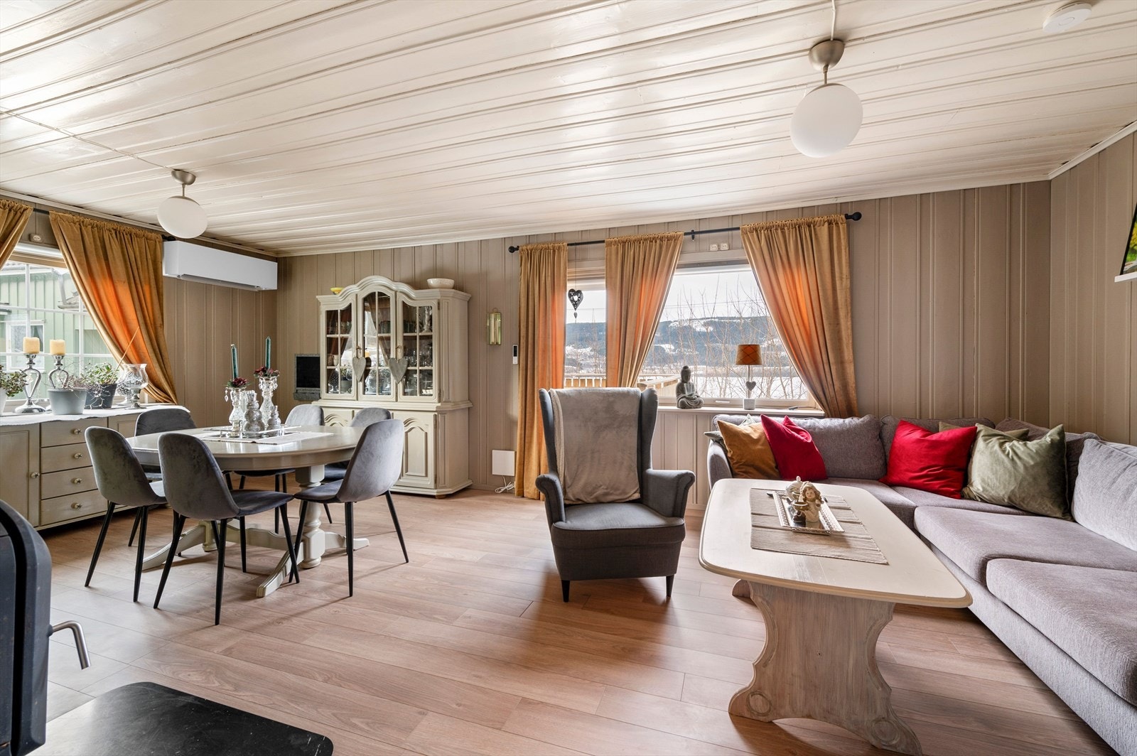 Stue med utgang til vestvendt og solrik terrasse Galleribilde