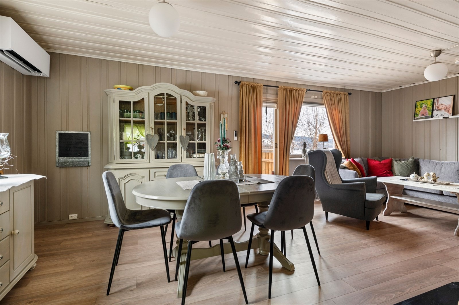 I stuen er det plass til sofakrok og spisesgruppe, vitrineskap og ønsket møblement Galleribilde