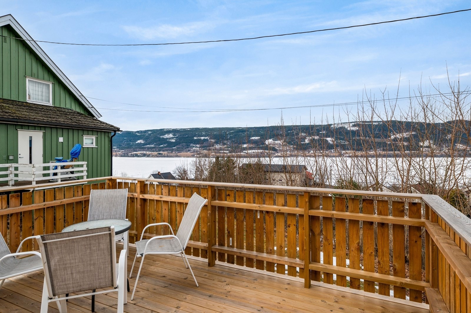 Nyere terrasse mot vest med utgang fra 1.etasje Galleribilde