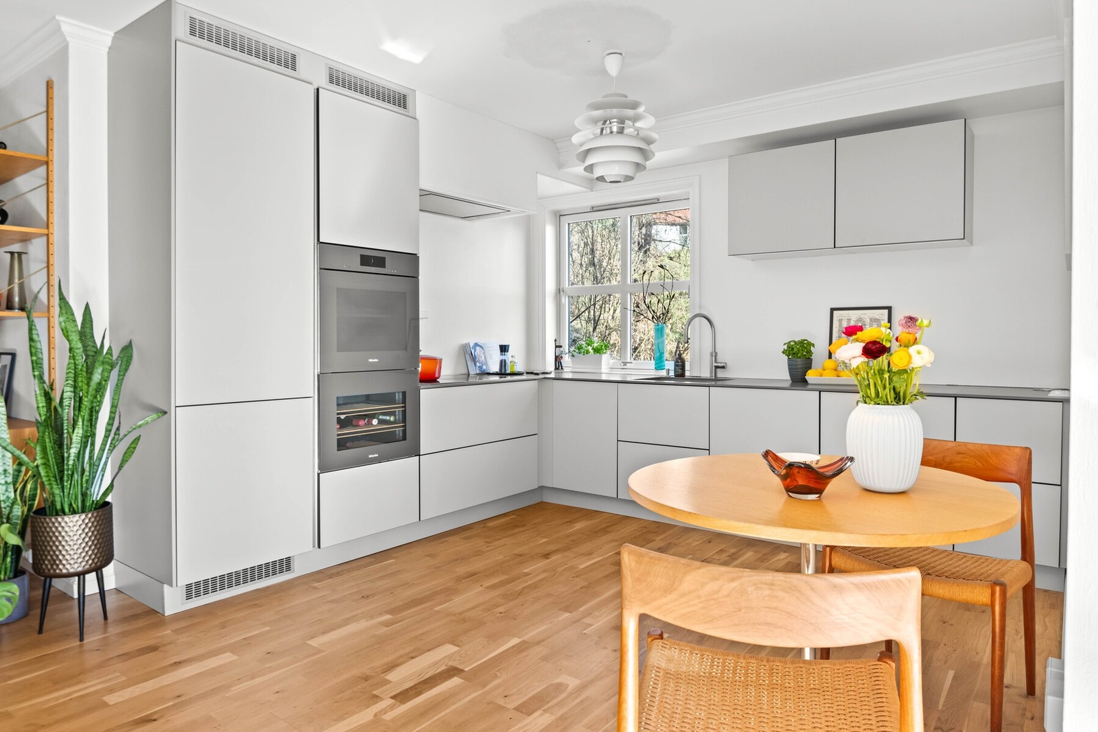 Lekkert kjøkken fra 2018 med benkeplate av stein. Galleribilde