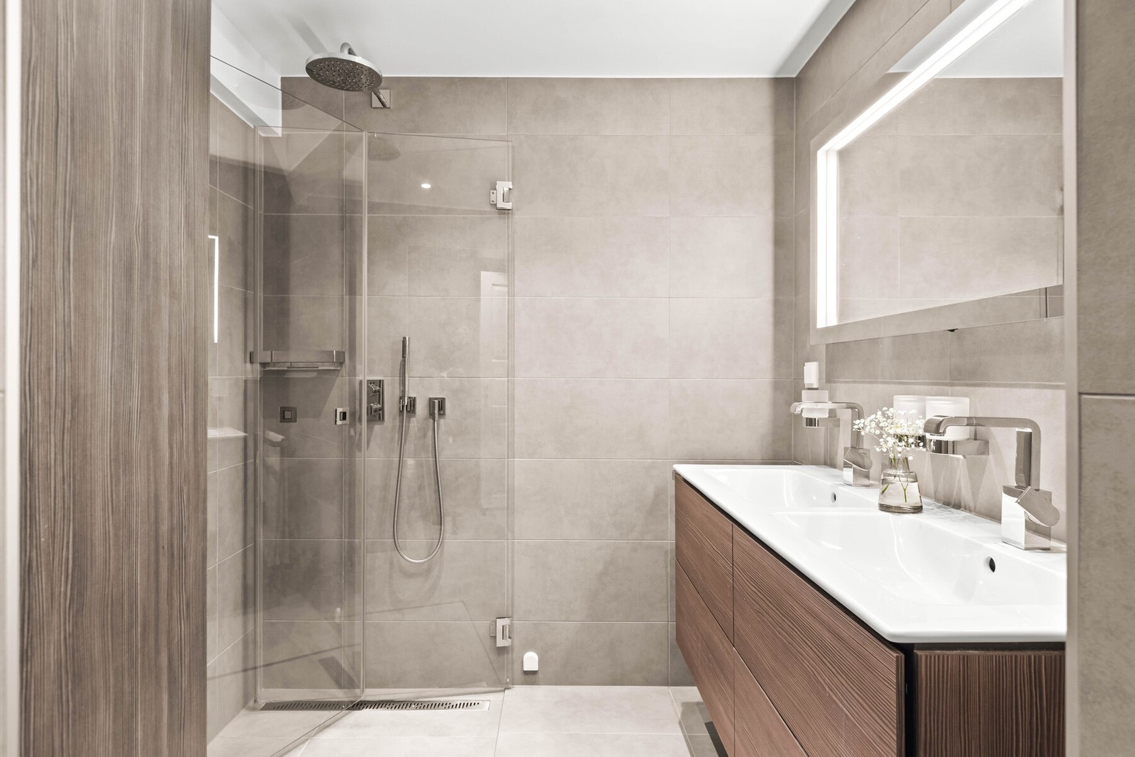 Dusjen har både regndusj og hånddusj. Galleribilde