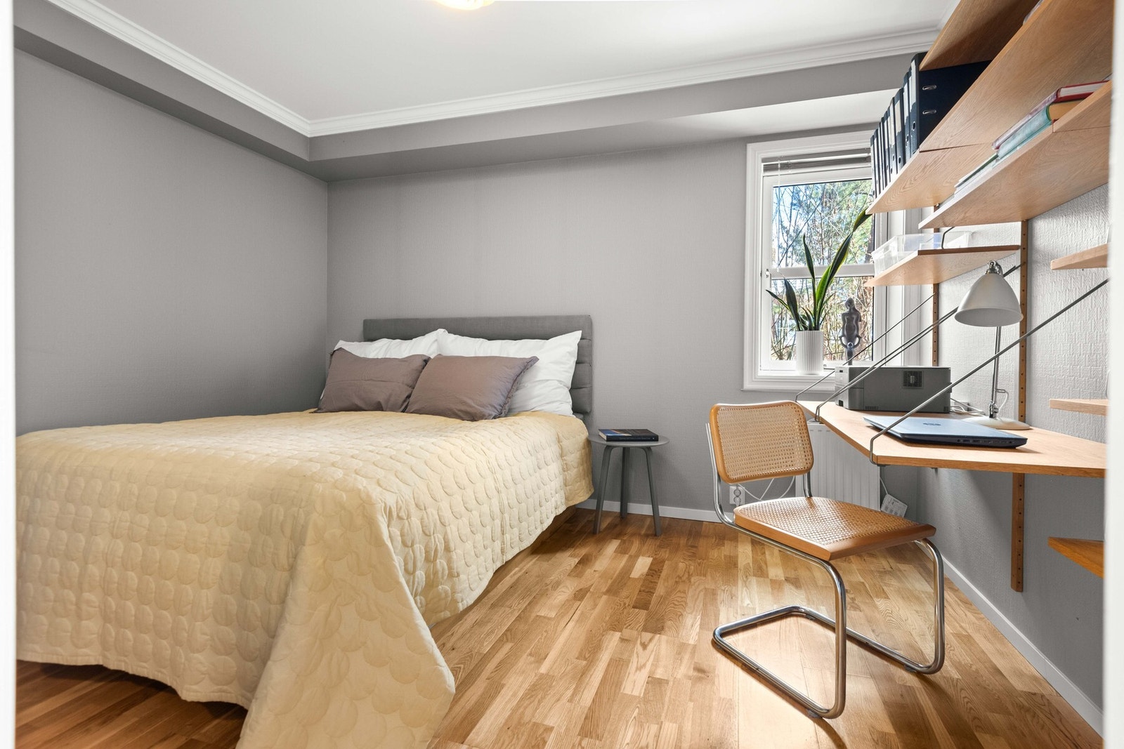 Hovedsoverommet har direkte adkomst til en praktisk innvendig bod innredet med åpen garderobeløsning Galleribilde