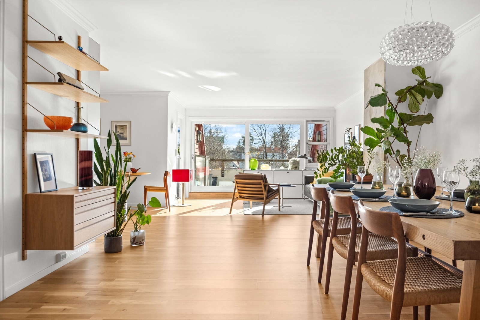 Stuen har god plass til et stort spisebord! Galleribilde