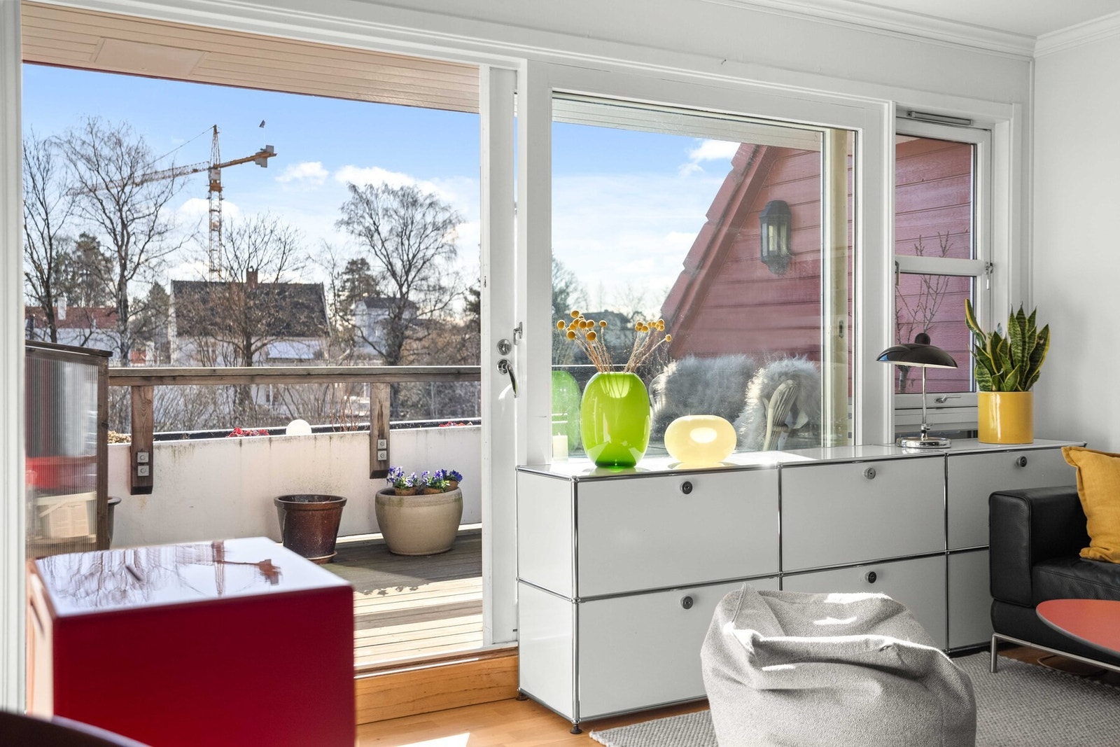 Fra stuen er det adkomst til en østvendt terrasse på 8 kvm. Galleribilde