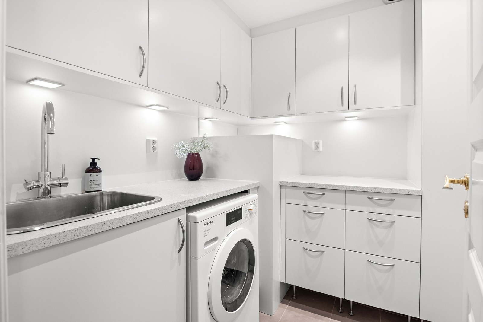 Vaskerommet er fra 2018. Naboen i underetasjen har satt inn et toalett her. Kjøper tar selv ansvar for videre undersøkelser. Galleribilde