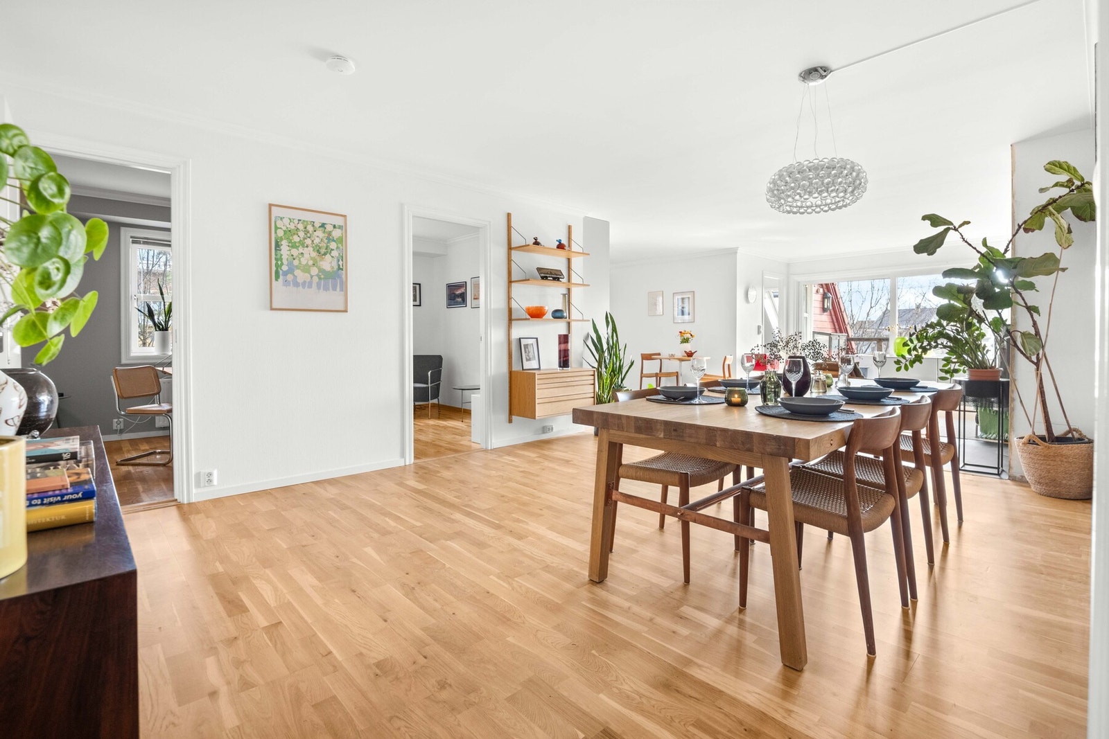 Boligen har en gjennomgående planløsning og oppleves som lys og innbydende Galleribilde