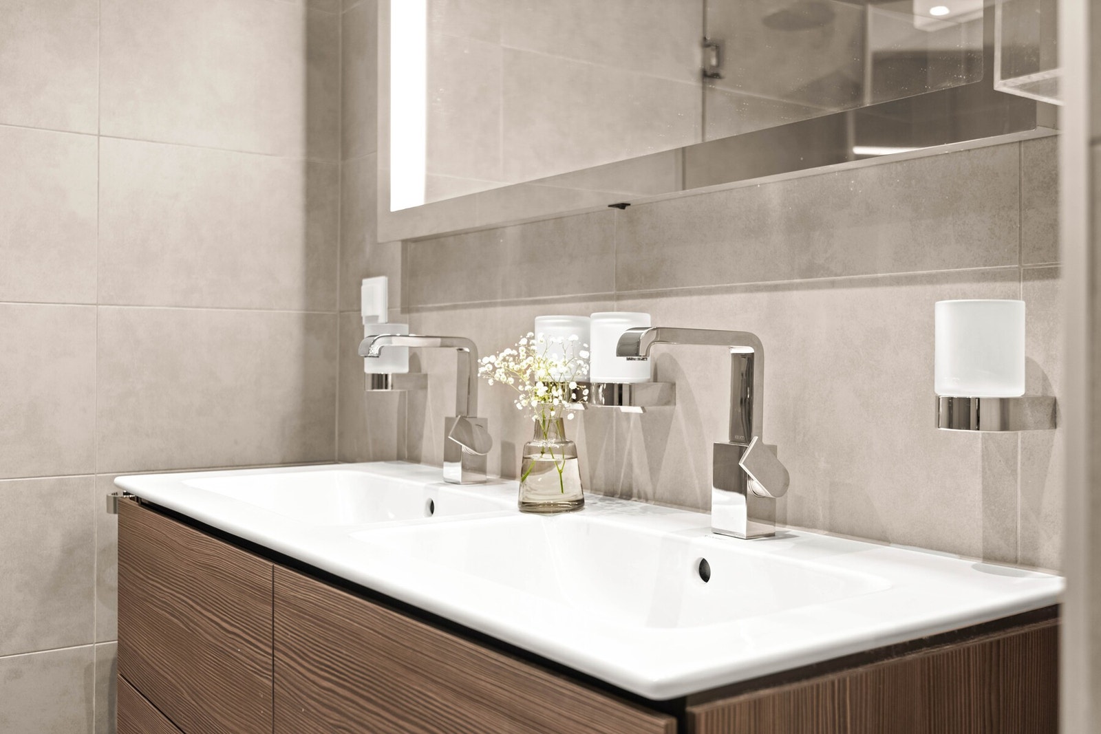 Servantinnredningen har romslige skuffer og er utstyrt med to ett-greps armaturer. Galleribilde