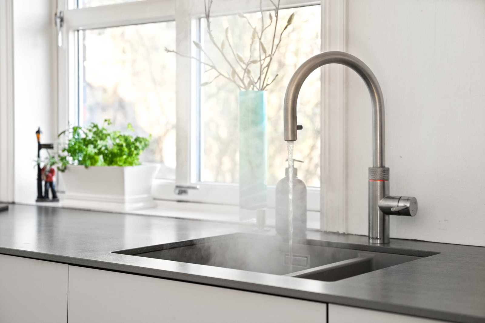 Armaturet er med innebygget vannkoker. Galleribilde