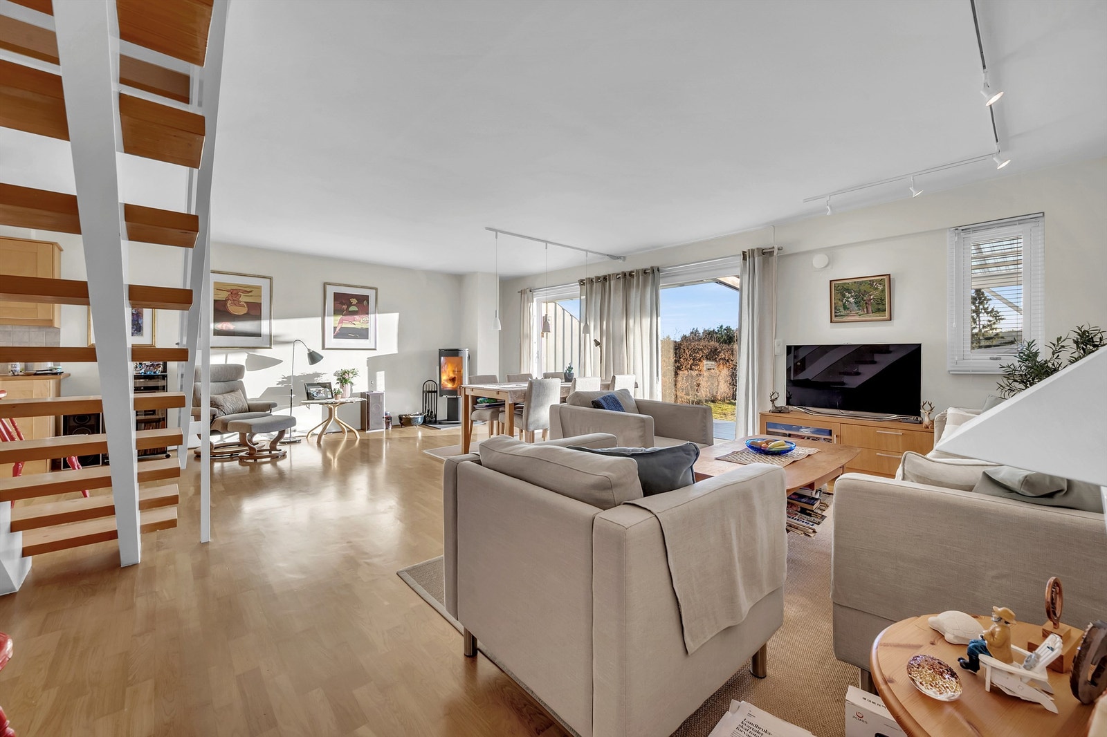 Stuen er av svært god størrelse og det er naturlignok plass til både en større sofagruppe og spisebord/selskapsbord. Galleribilde