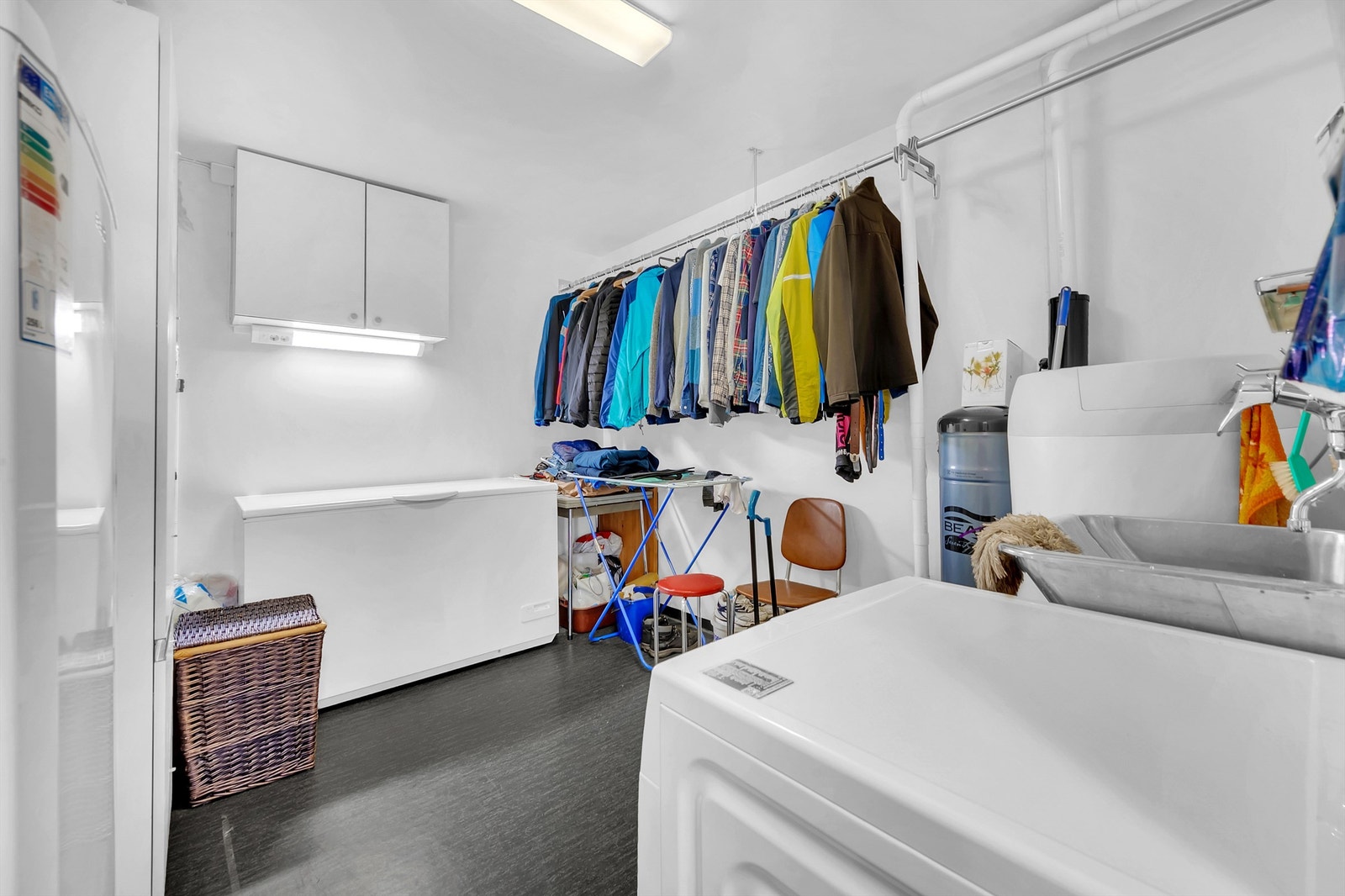Videre er det en bod/vaskerom med god plass til blant annet en ekstra fryser, vaskemaskin mm. Her står også varmtvannsberederen, med enkel adkomst. Galleribilde
