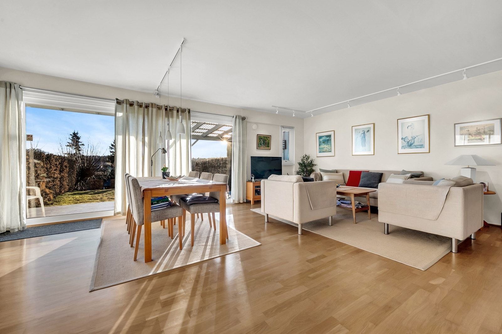 Flotte lysforhold i stuen. Vi tar en titt på uteplassen. Galleribilde