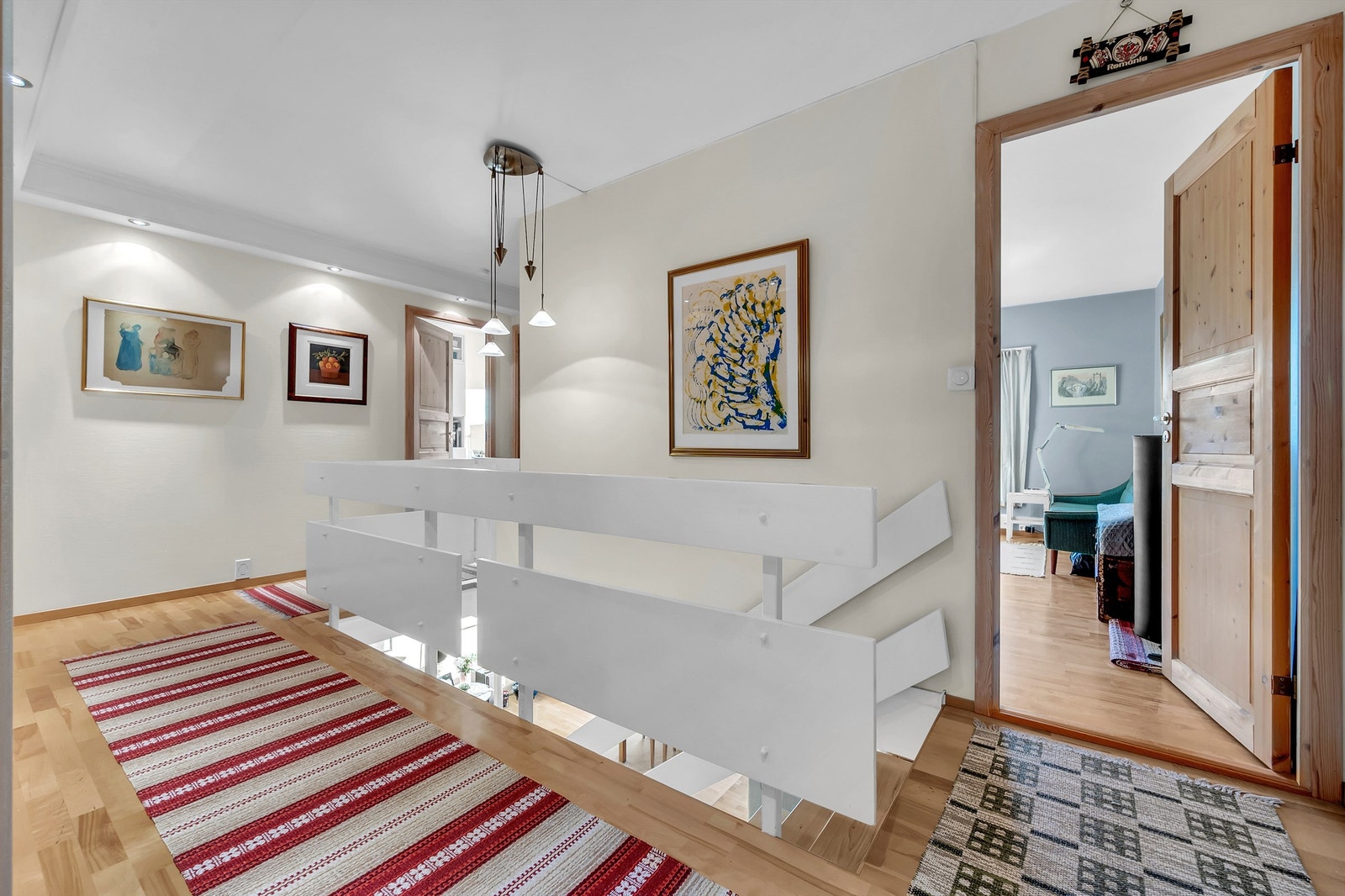 Velkommen inn. I denne etasjen finner du entré, stort bad, 3 soverom og bodplass. Galleribilde