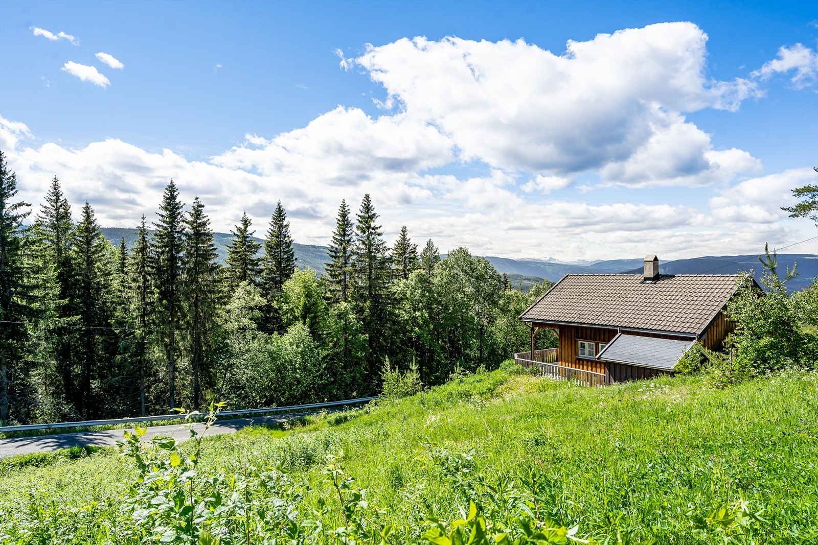 Tomten ligger fint til i rolige og usjenerte omgivelser, ca., 600 moh. Galleribilde