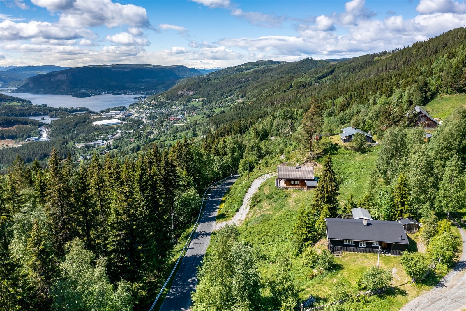 Eiet tomt på ca. 710 kvm. Eiendommen er ikke nøyaktig oppmålt, kun skylddelt. Galleribilde