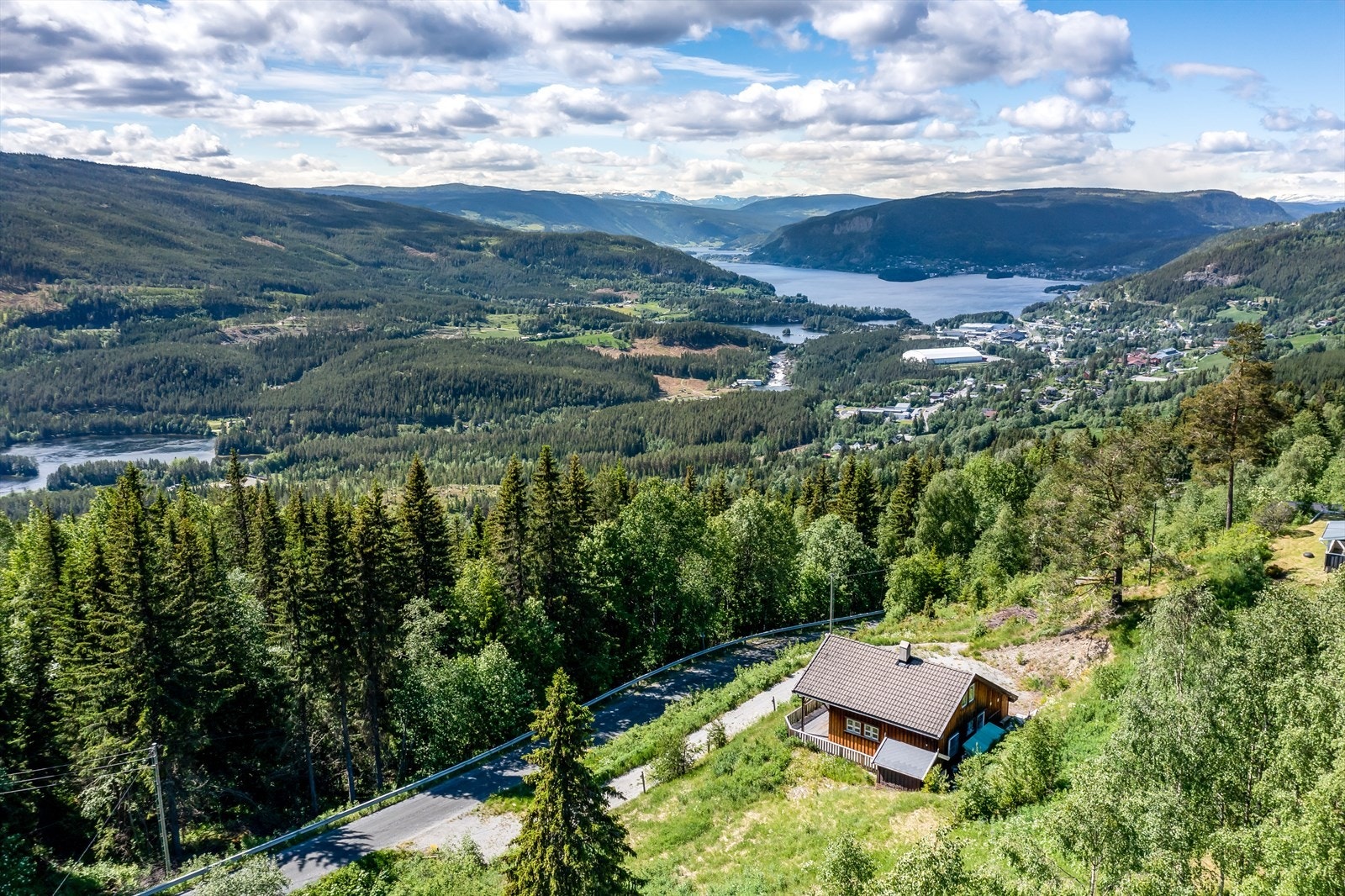 Tomten ligger opp for Leira, forbi den videregående skolen, og oppover Månovegen. Galleribilde