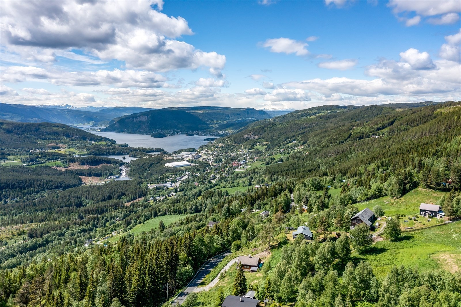 Området ligger høyt og fritt ca. 2,9 km. opp for Leira. Galleribilde