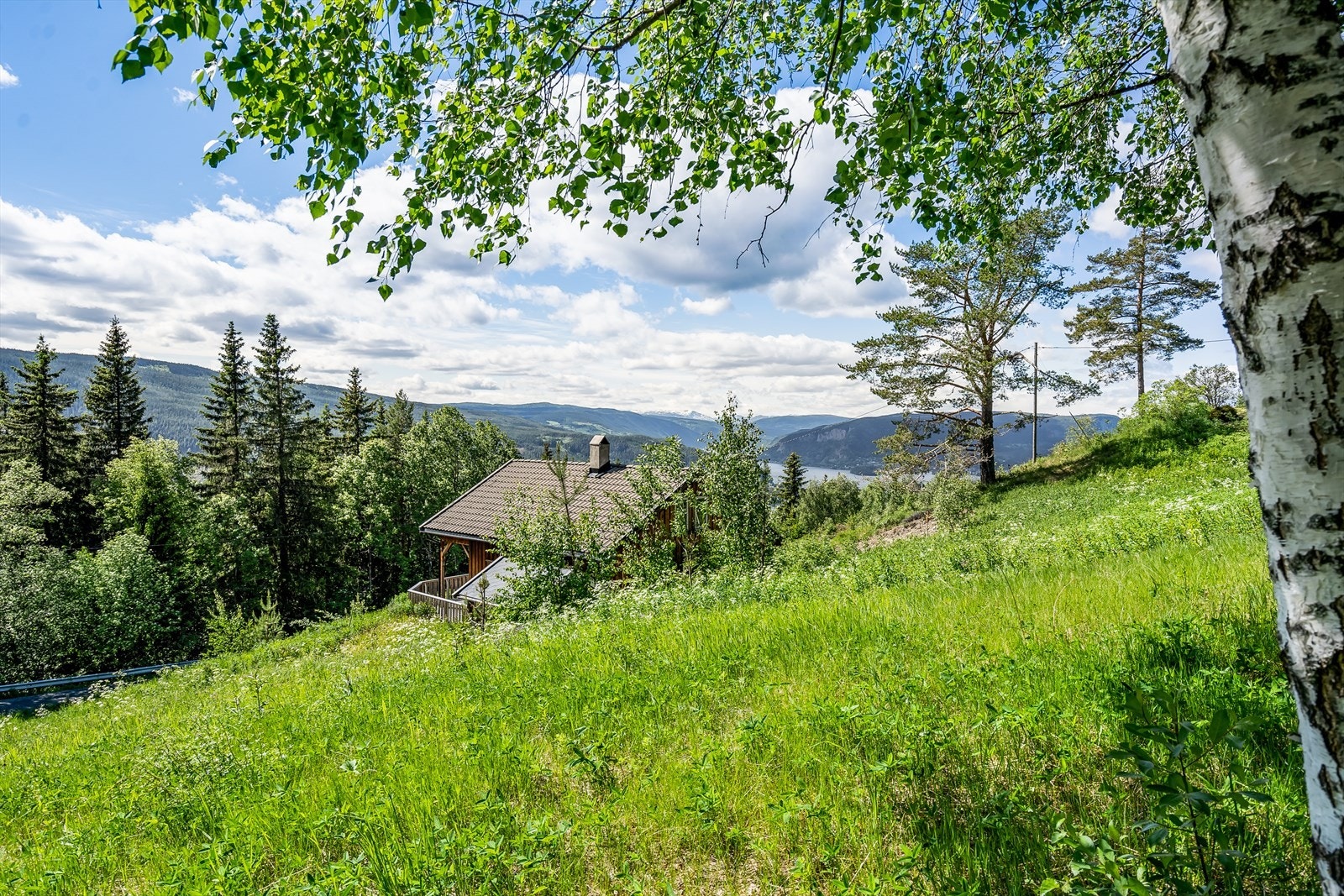 Tomten og dets område rundt er ikke regulert. Det må søkes dispensasjon fra plankravet om reguleringsplan for denne boligtomten. Galleribilde