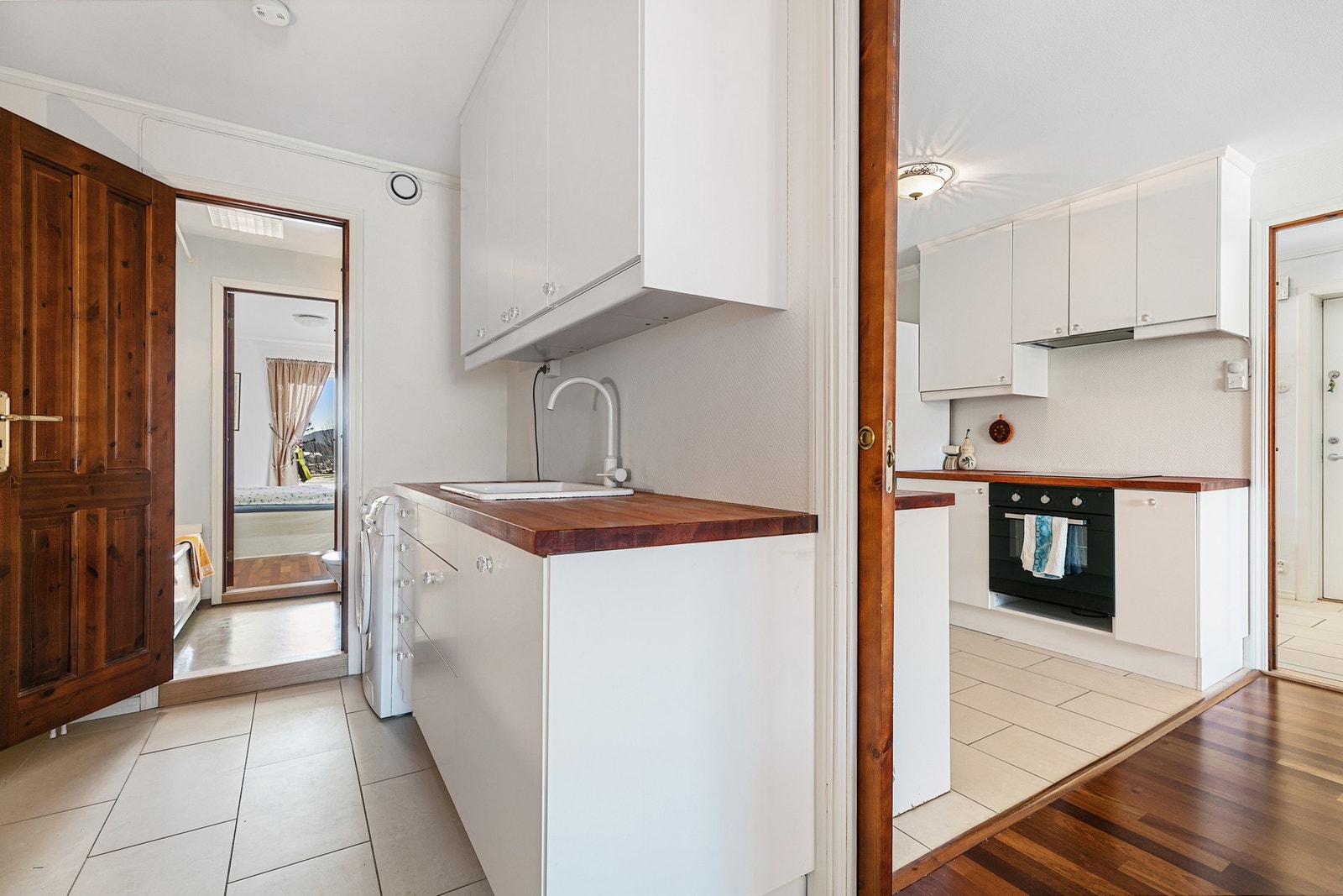 I forbindelse med spisestue og kjøkken har man ett praktisk grovkjøkken. Galleribilde