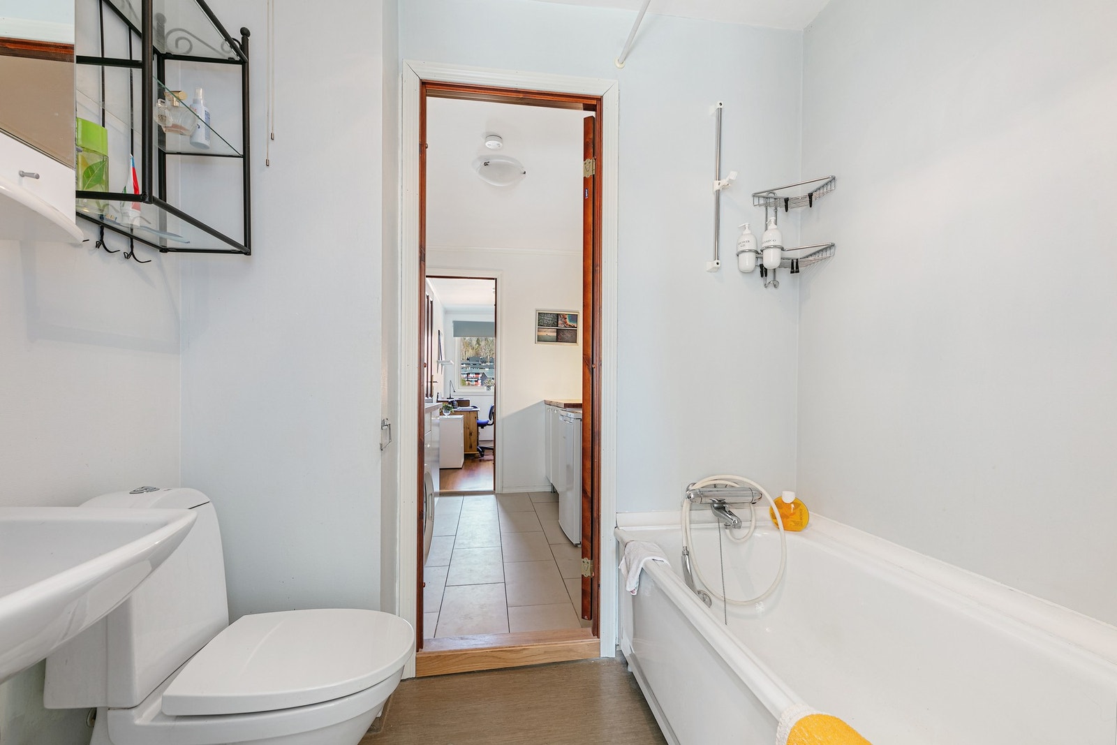 Hovedbadet er innredet med badekar og har adkomst både fra hovedsoverom og spisetue. Galleribilde