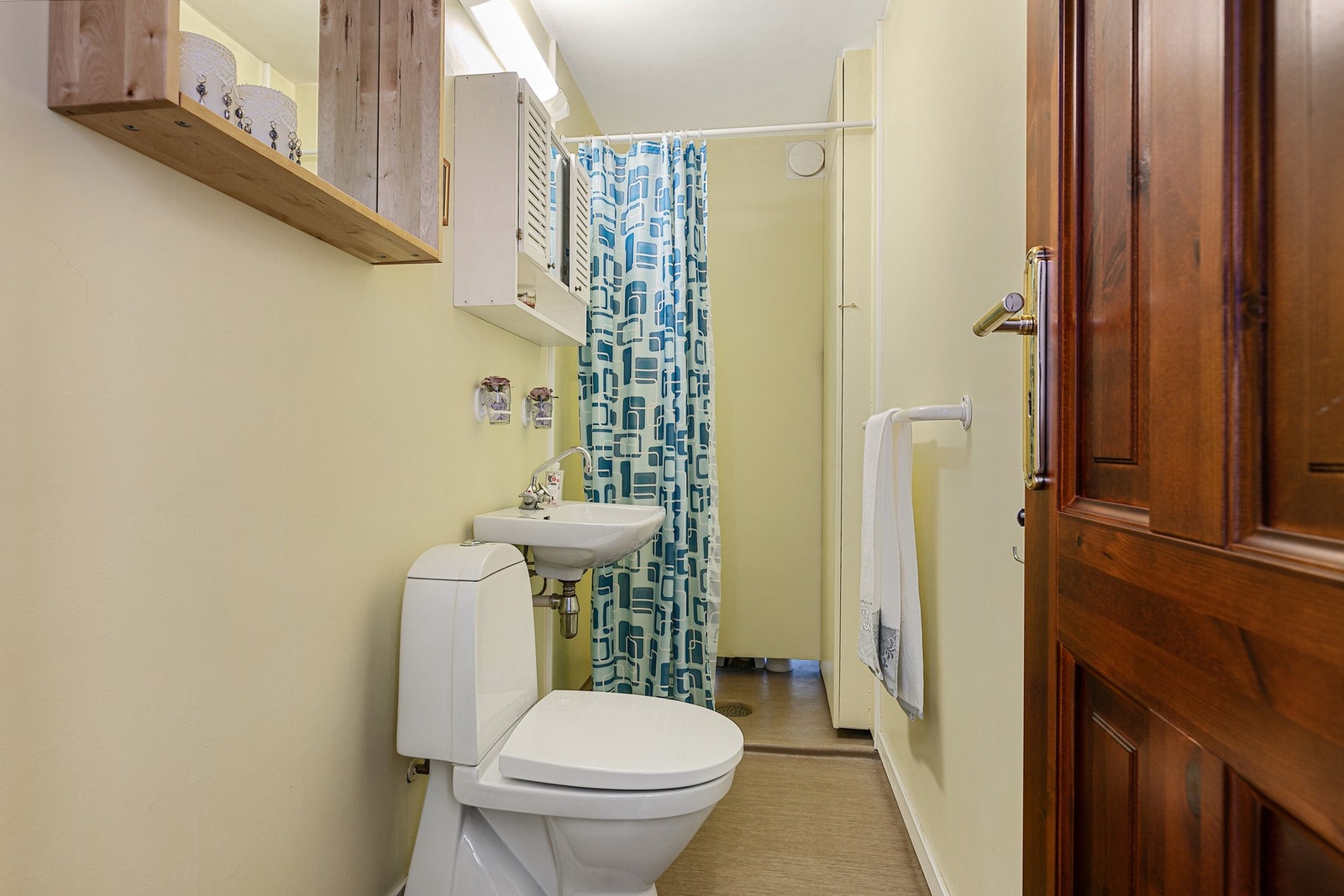 Leilighetens andre bad ligger i forbindelse med gangen og fungerer utmerket som gjeste toalett. Galleribilde