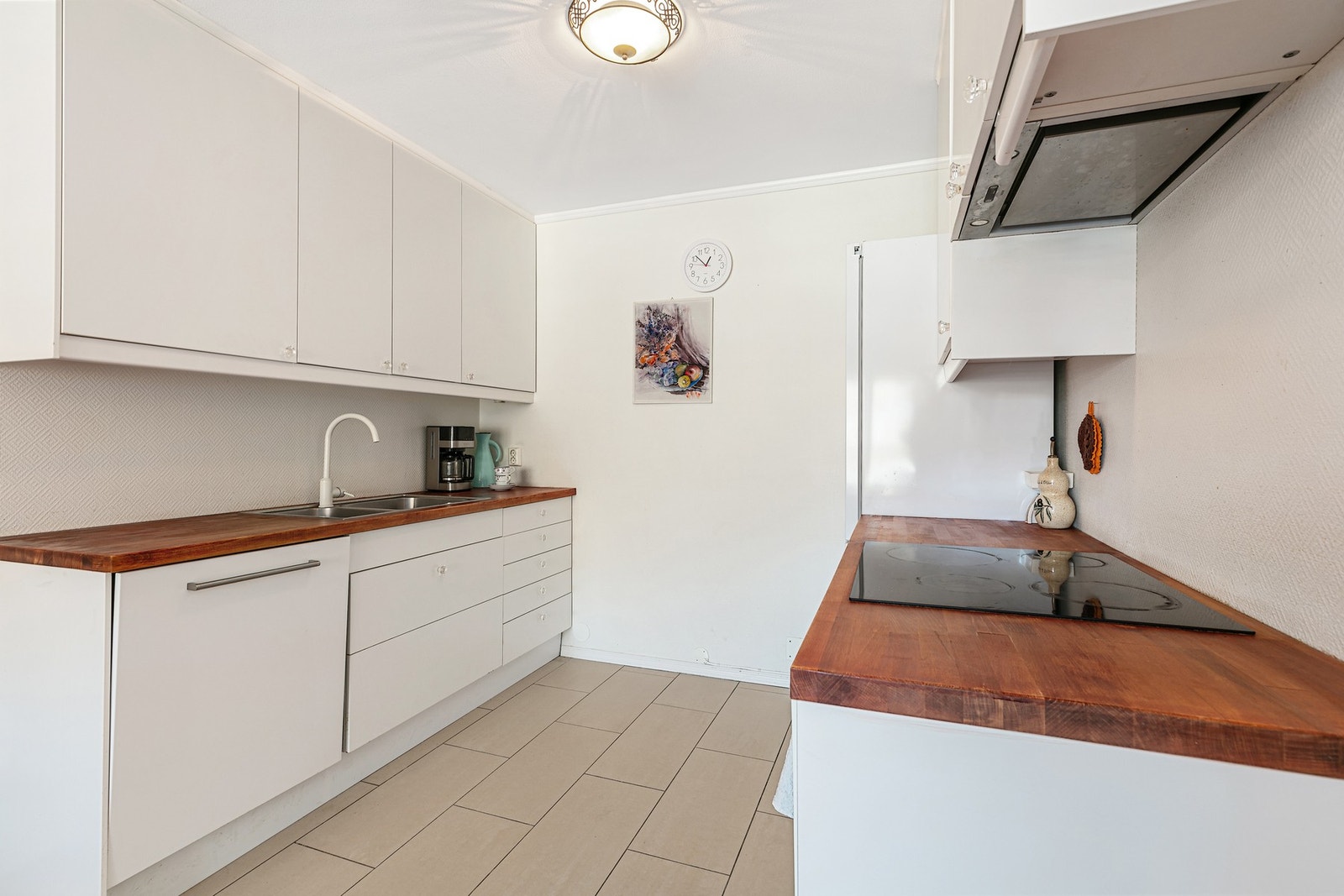 Kjøkkenet har integrert stekeovn, nedfelt keramisk koketopp og ventilator med kullfilter. Galleribilde