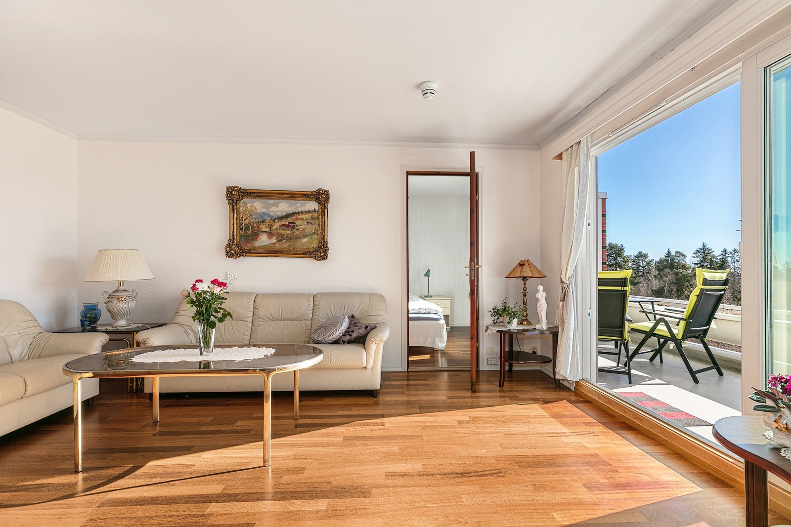 Stuen har store vindusflater som slipper inn rikelig med lys. Galleribilde