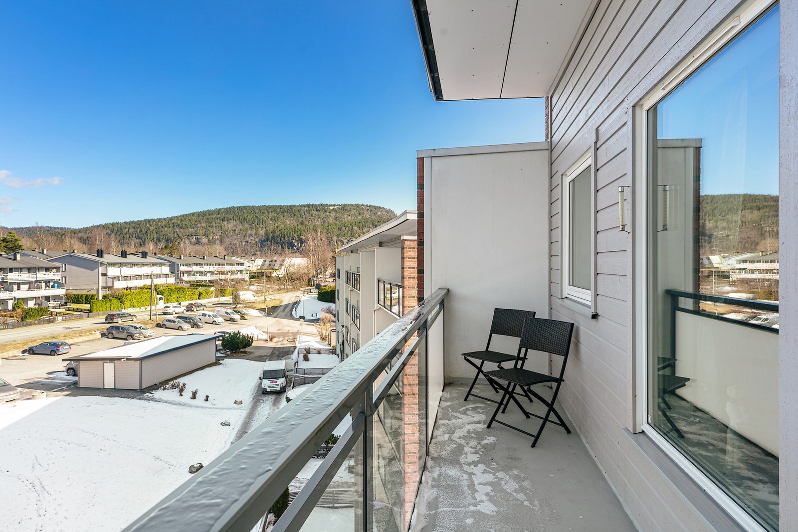 Balkongen har plass til sittegrupper og byr på deilig morgen og kveldssol. Galleribilde