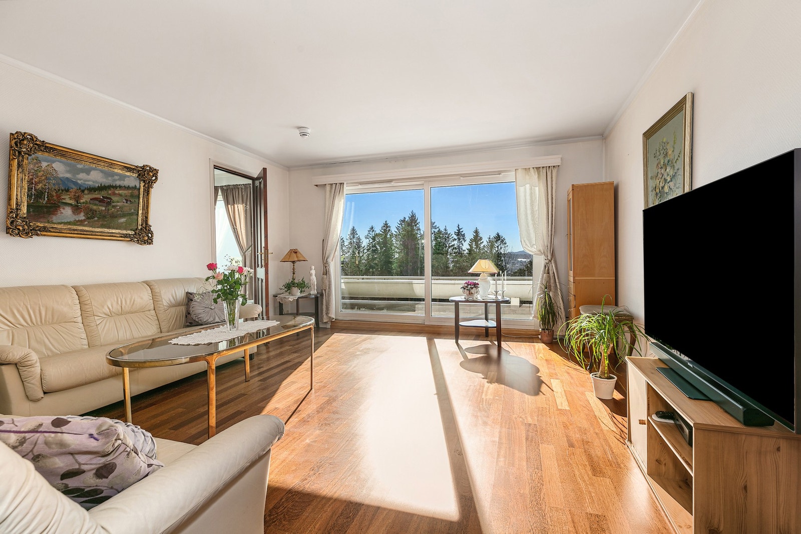 Fra stue er det utgang til stor luftig og solrik balkong på 11Kvm. Galleribilde