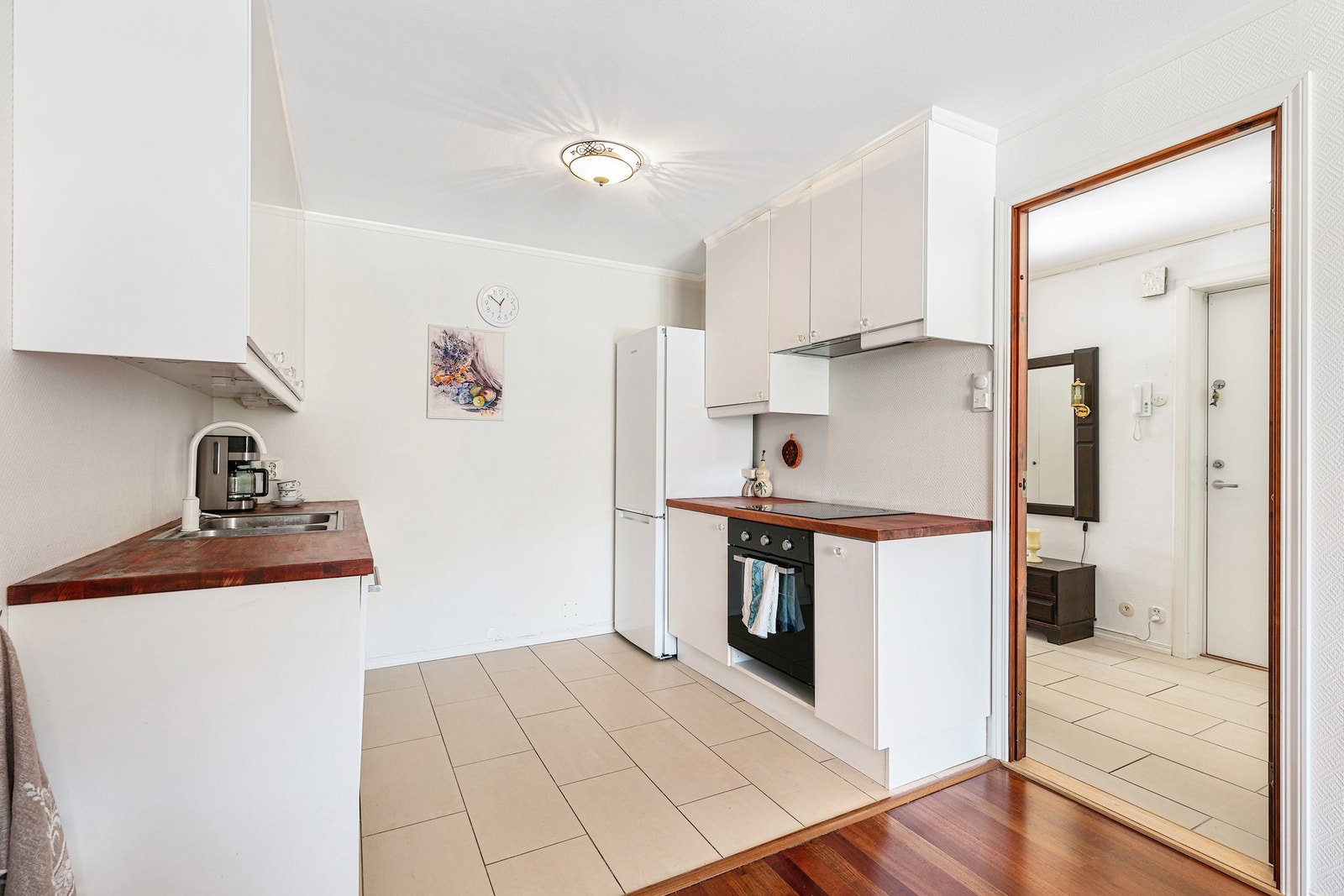 Kjøkkenet har innredning bestående av slette lyse fronter og heltre
benkeplate. Galleribilde