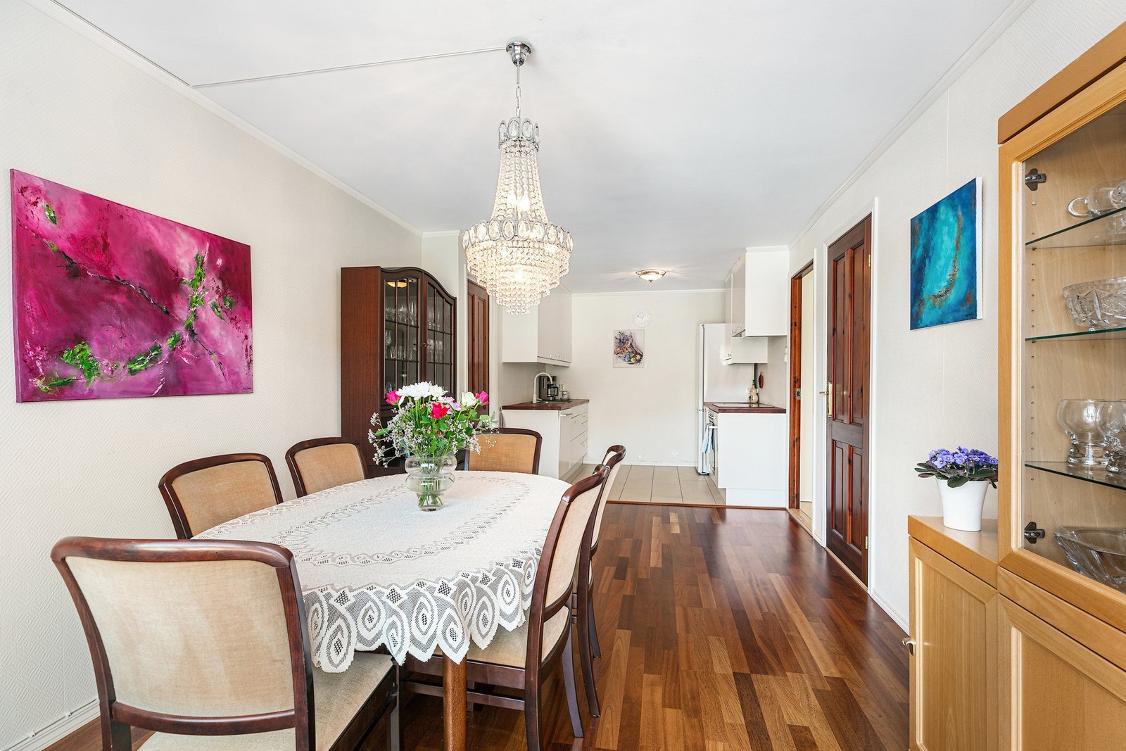 Leiligheten har stort spisestue i åpen løsning mot kjøkken. Galleribilde