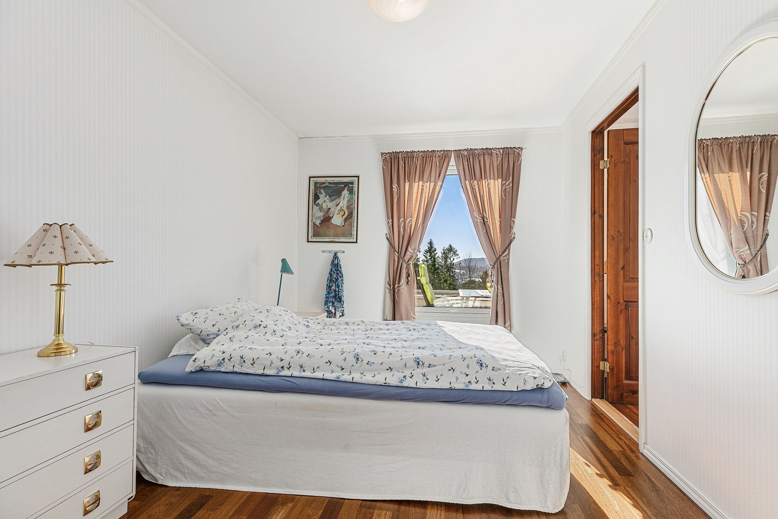 Leilighetens hovedsoverom har godt med plass til seng, nattbordsløsning. Galleribilde