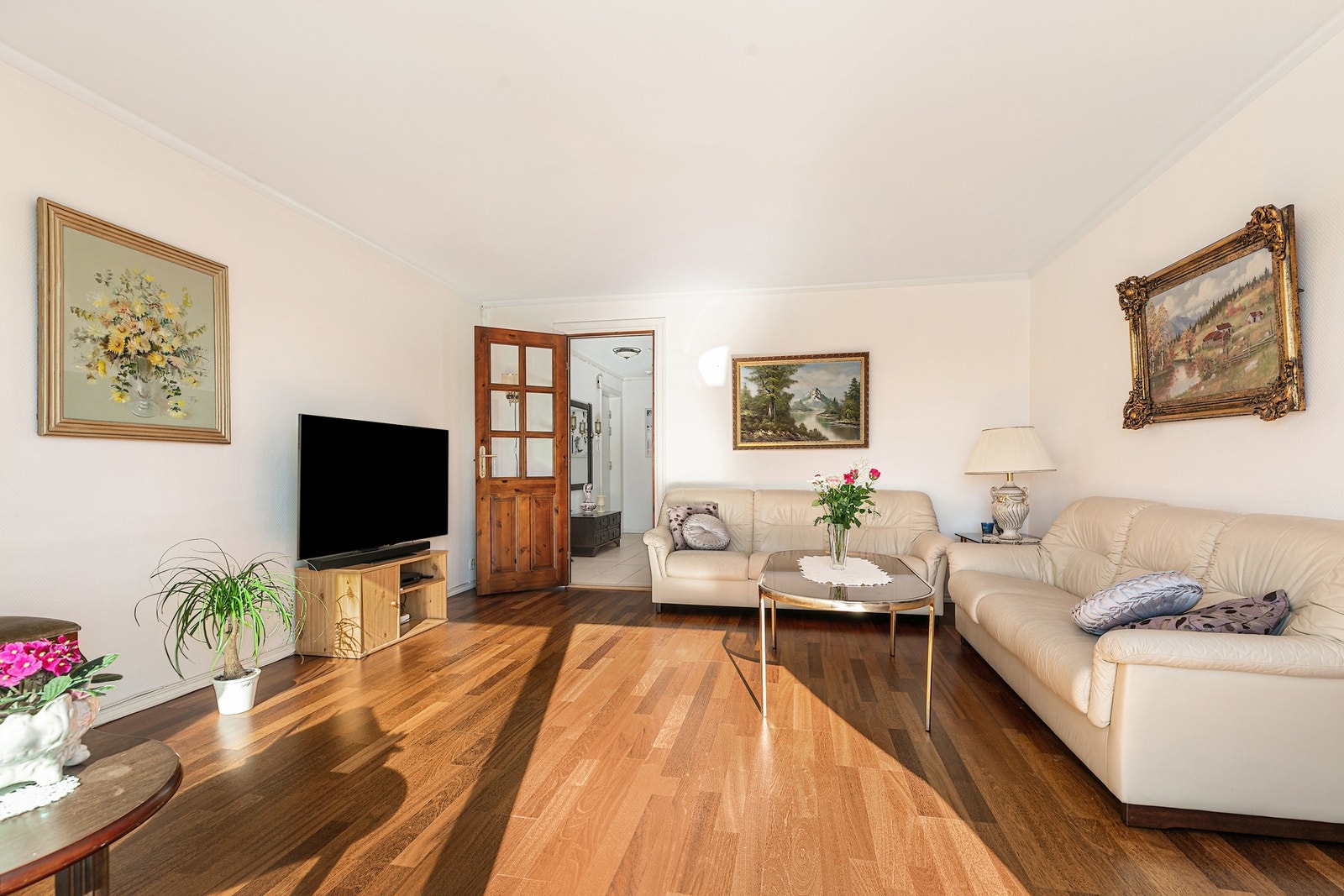 I stuen er det godt med plass til sofaløsning og medfølgende tv-møblement. Galleribilde