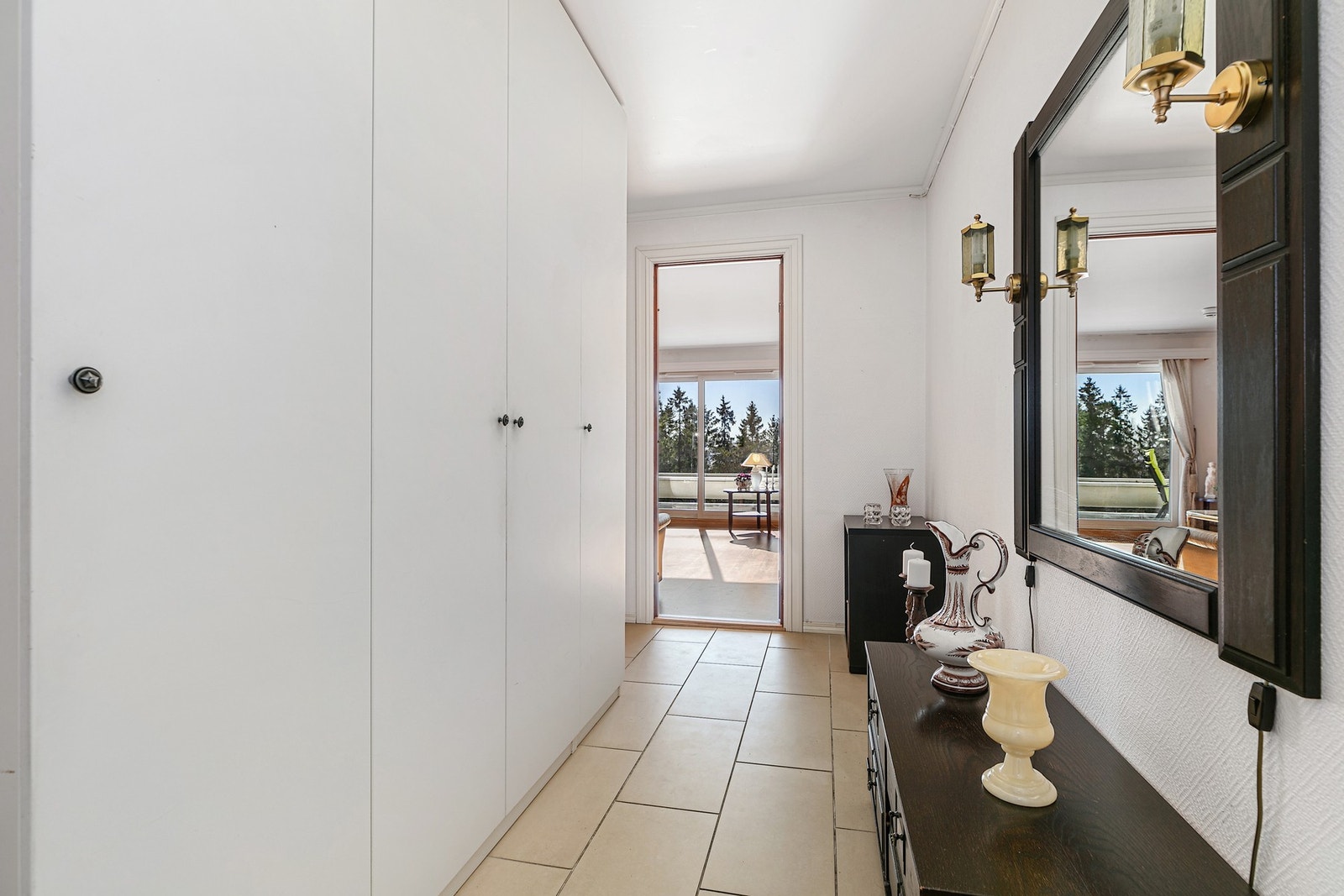 Romslig gang med mye lagring. Her er det fliser med varmekabler på gulvet. Galleribilde