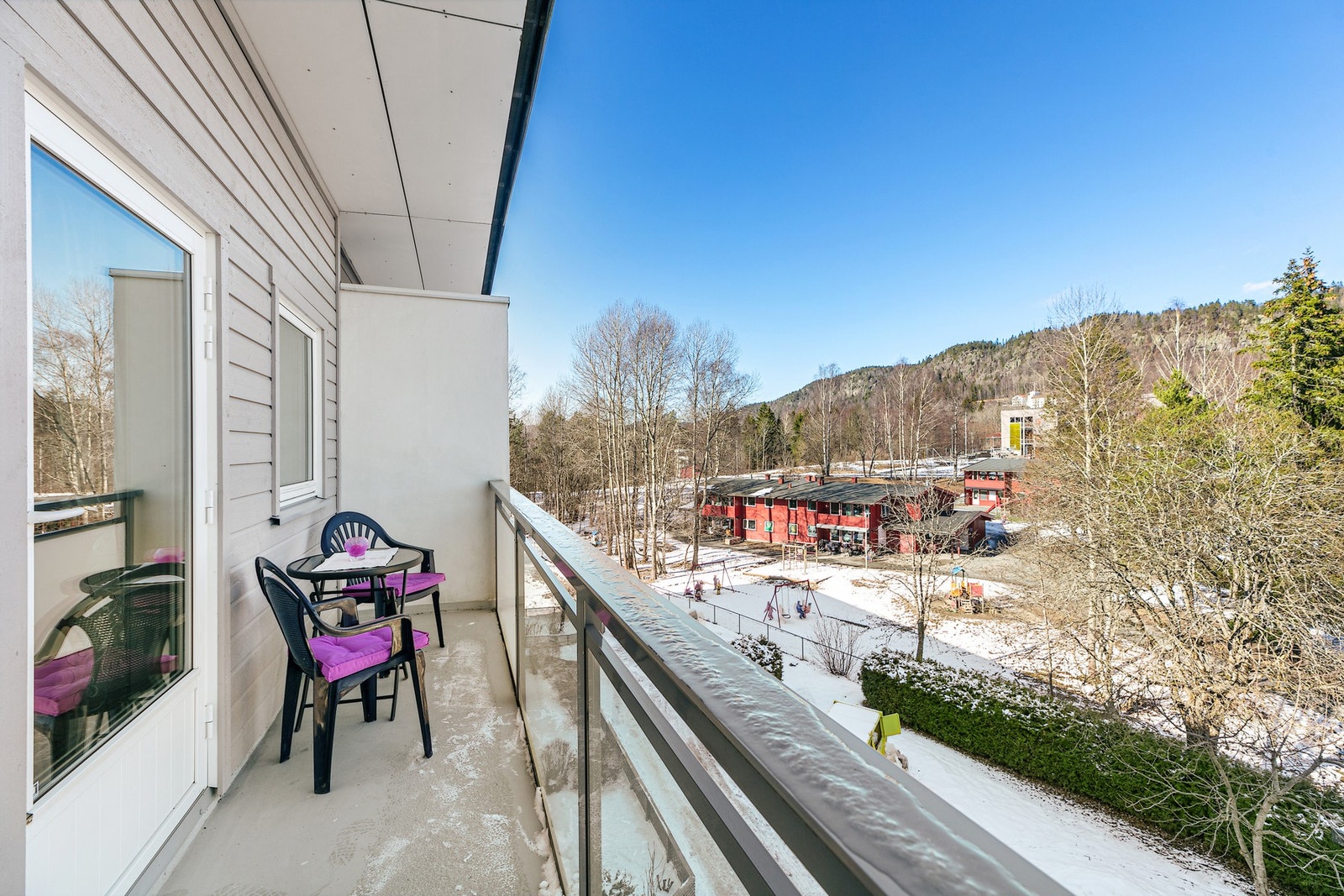 Med utgang fra spisestue kommer man til en hyggelig frokostbalkong. Galleribilde